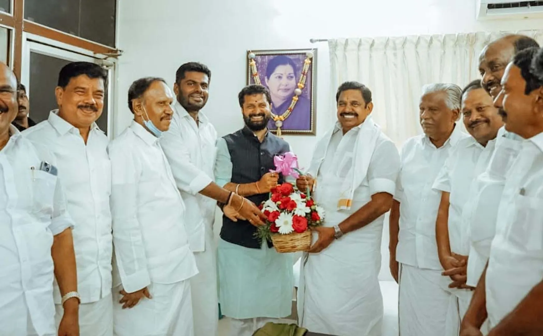 Edappadi Palanisamy, Annamalai who met O. Panneerselvatai separately!