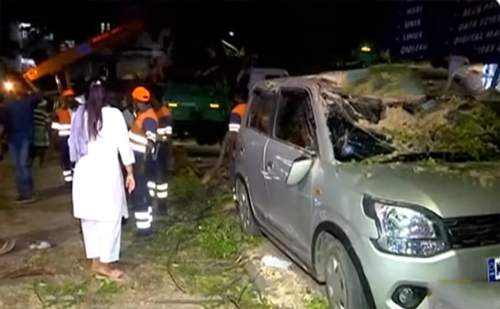 CAR INCIDENT BANK EMPLOYEES POLICE INVESTIGATION 