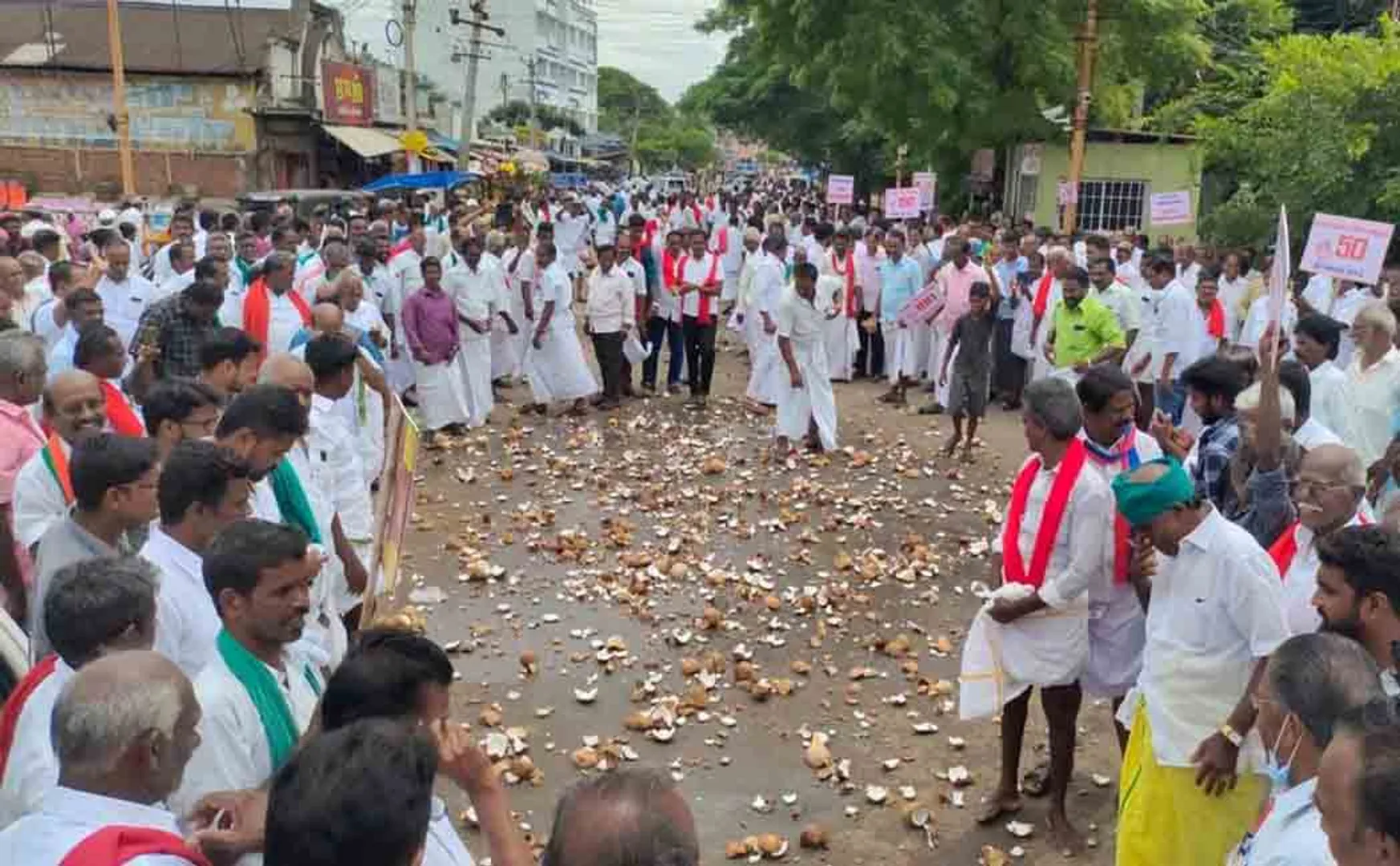 Farmers who broke 500 coconuts on the road and fought!