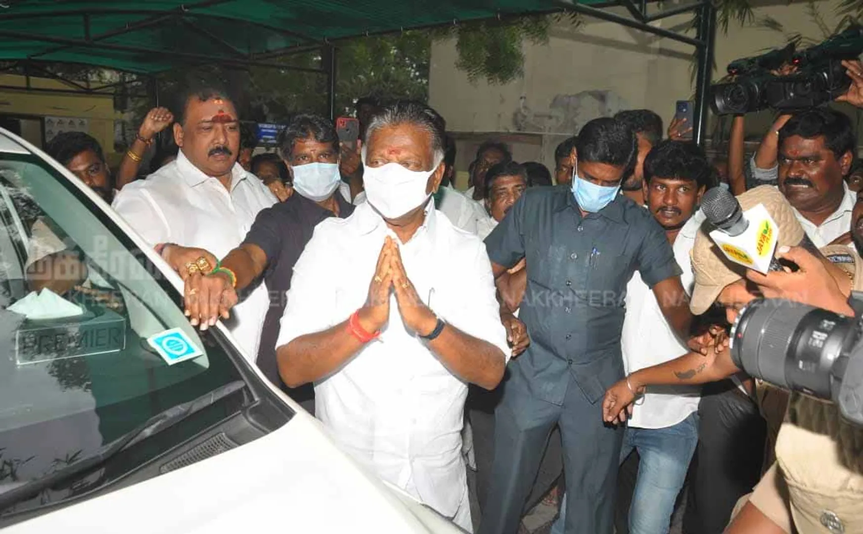 Welcome to O. Panneerselvam who has returned to Chennai! (Pictures)