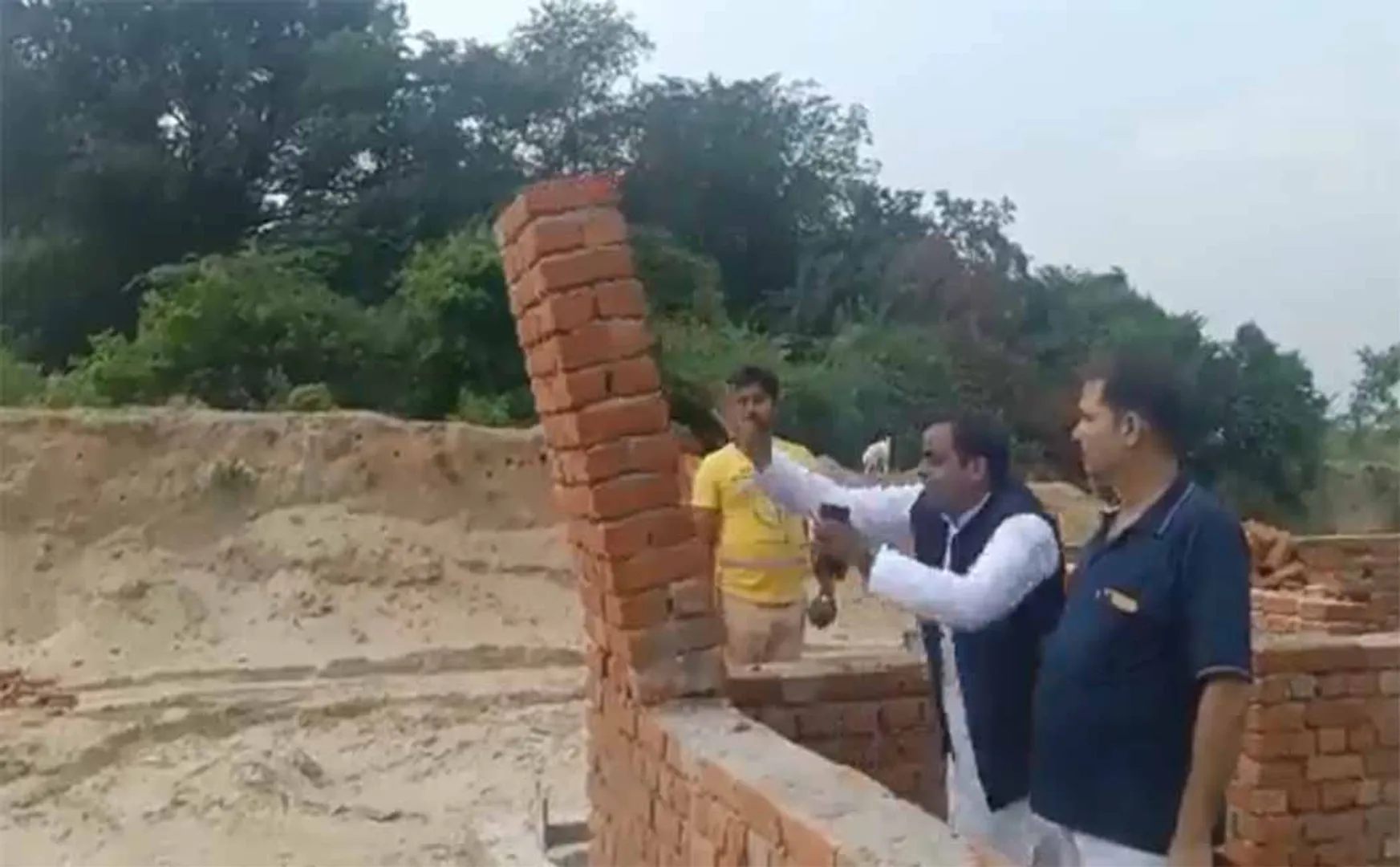The wall that falls with the touch ... the video goes viral!