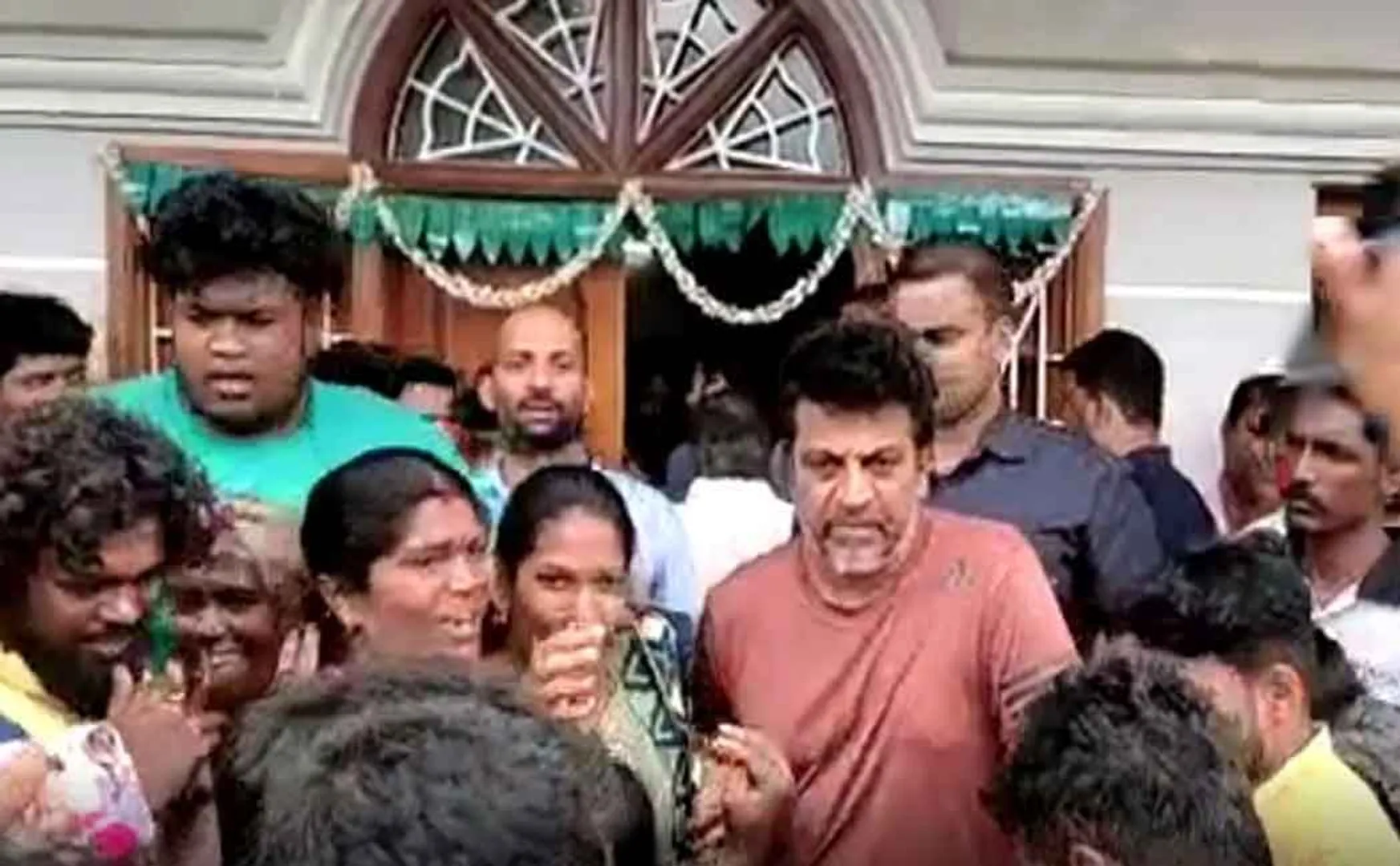 Kannada actor Sivarajkumar who came to the farm house .... Concentrated fans!