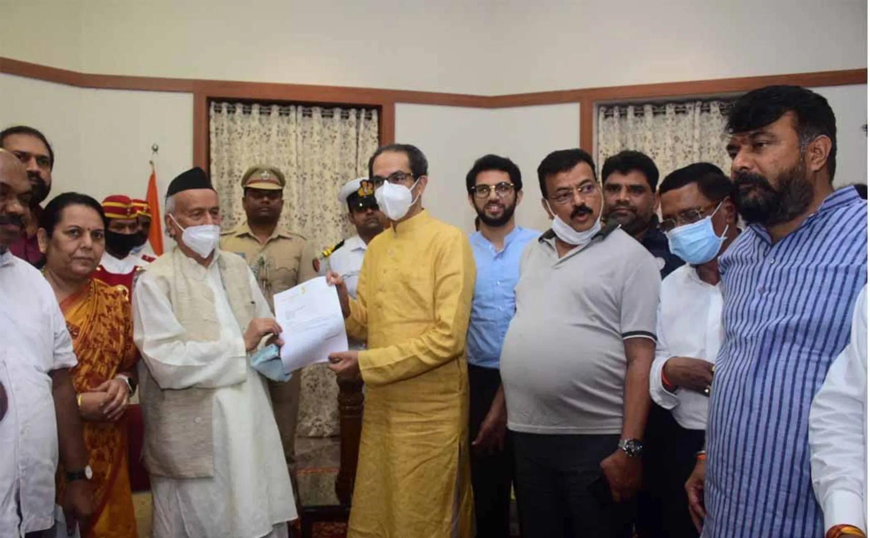Uddhav Thackeray resigned from the post... BJP members in celebration!