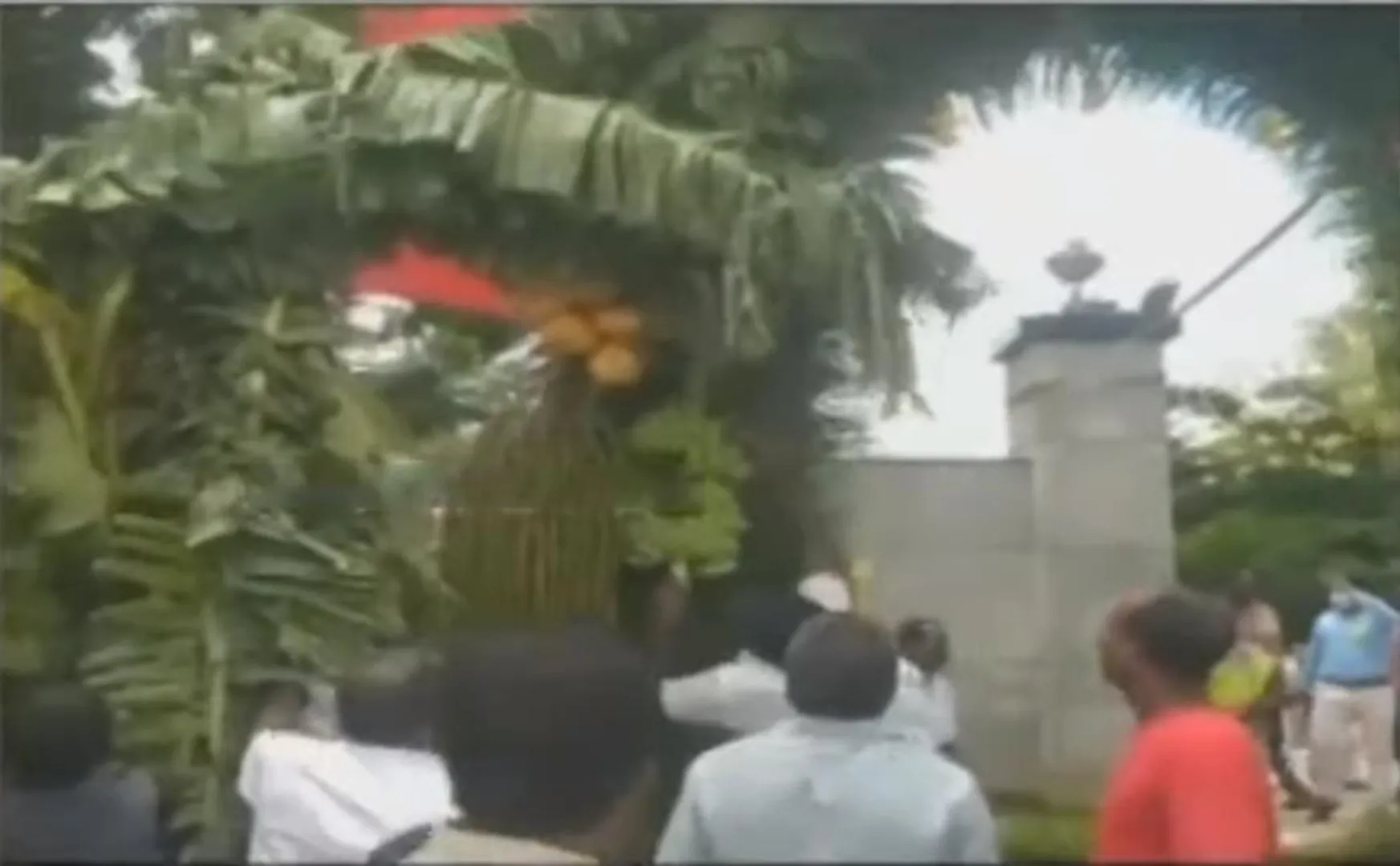 Finish the ceremony soon.... It is interesting that you have to take a banana!