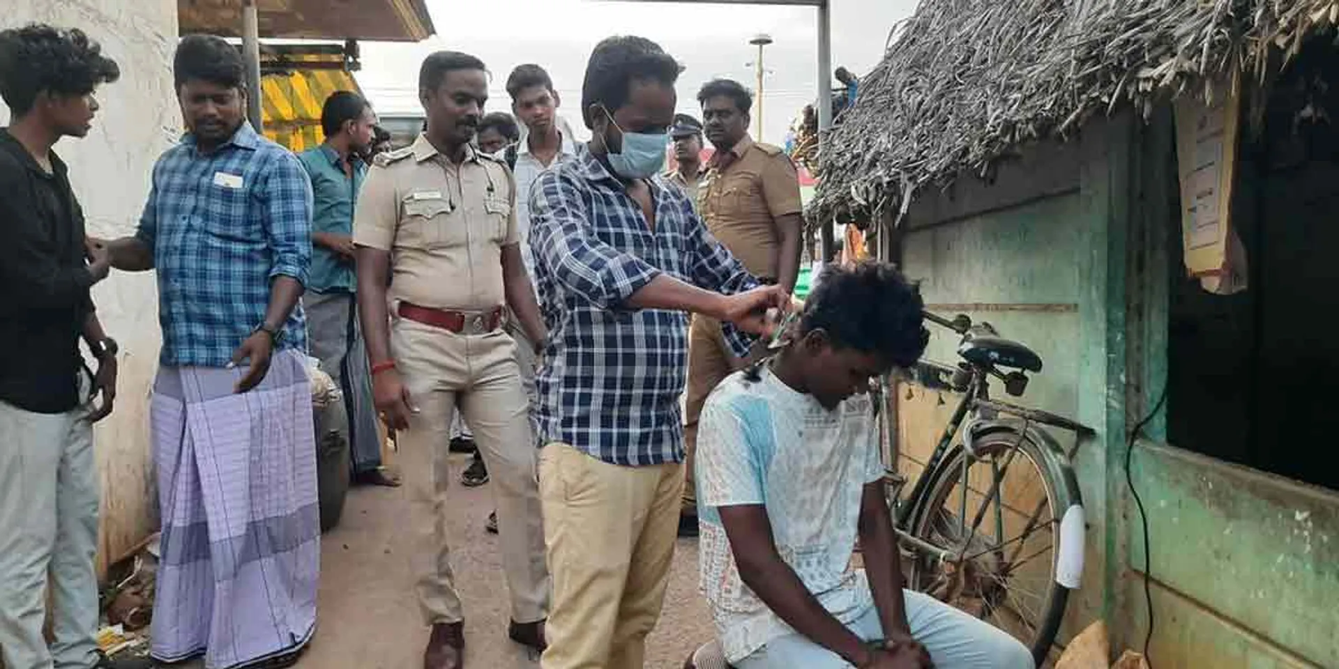 Students around with more hair ... Police arranged to cut the hair!