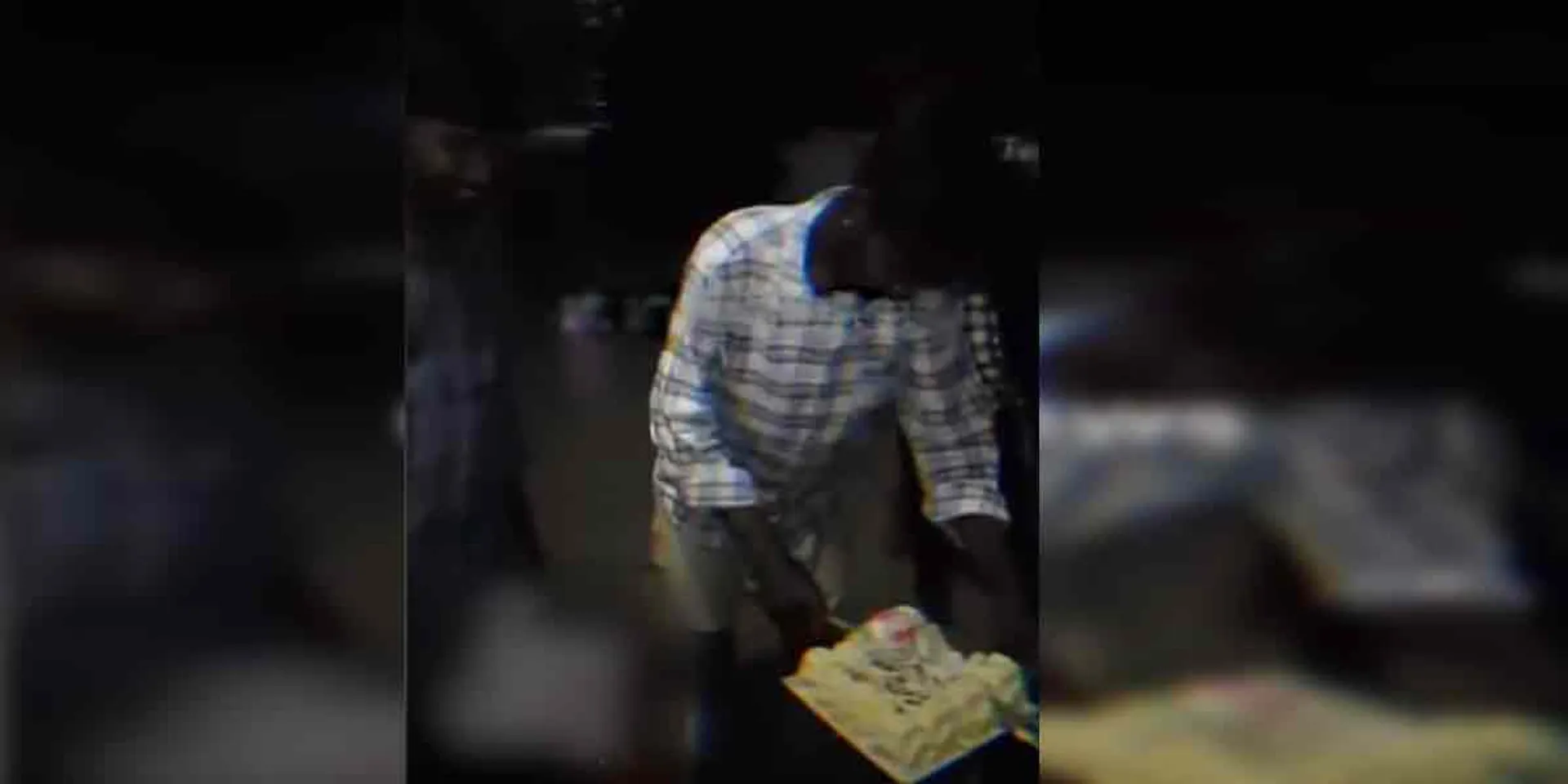  Cut the cake with a sword and celebrate the birthday ... Police investigation!
