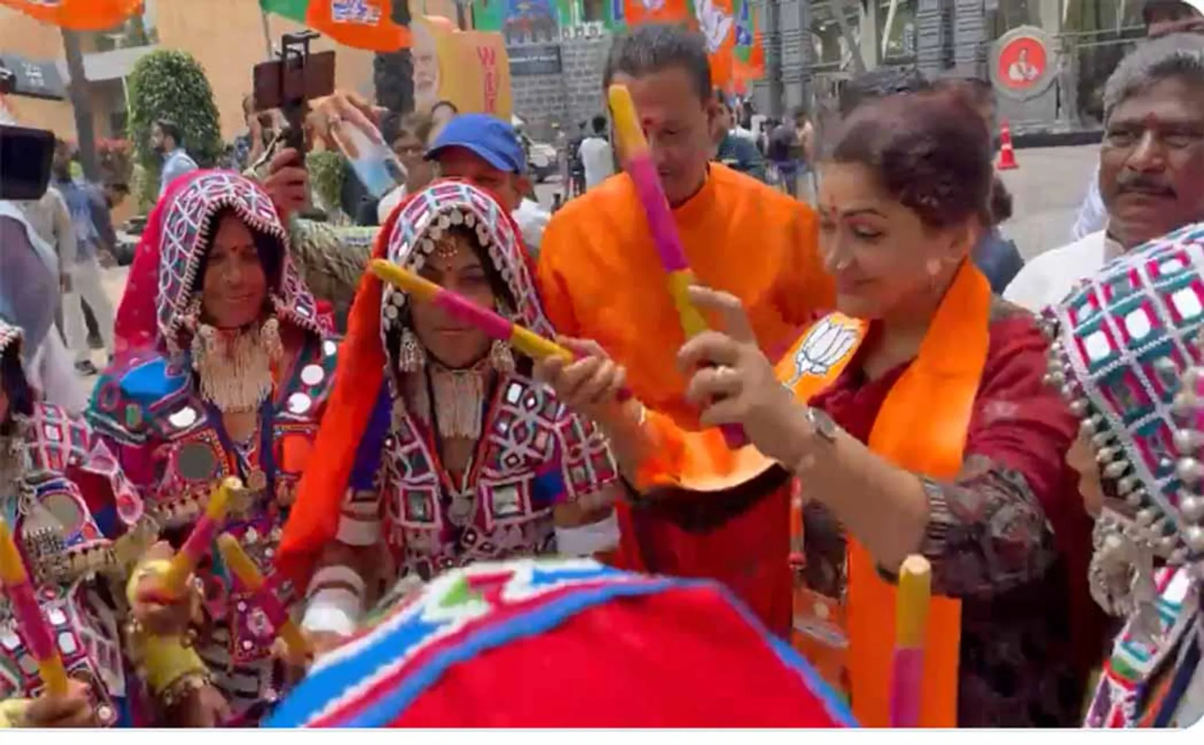 bjp leader Khushboo danced enthusiastically in Hyderabad!