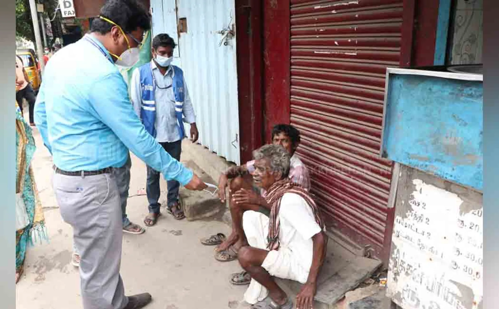 Health officials donated face masks to people 