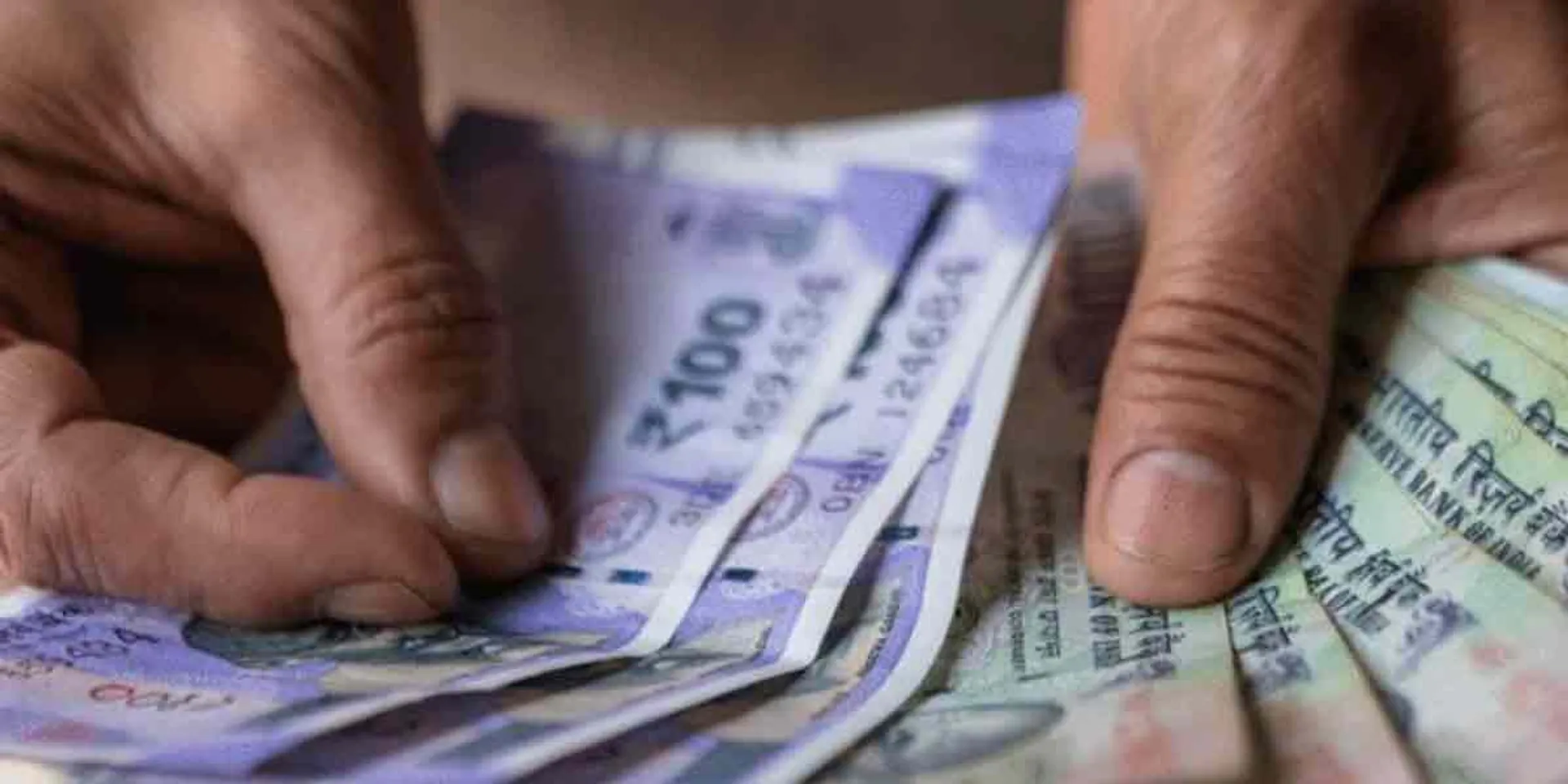  Rolling several lakhs of rupees in the name of the customer; A case against the bank manager!