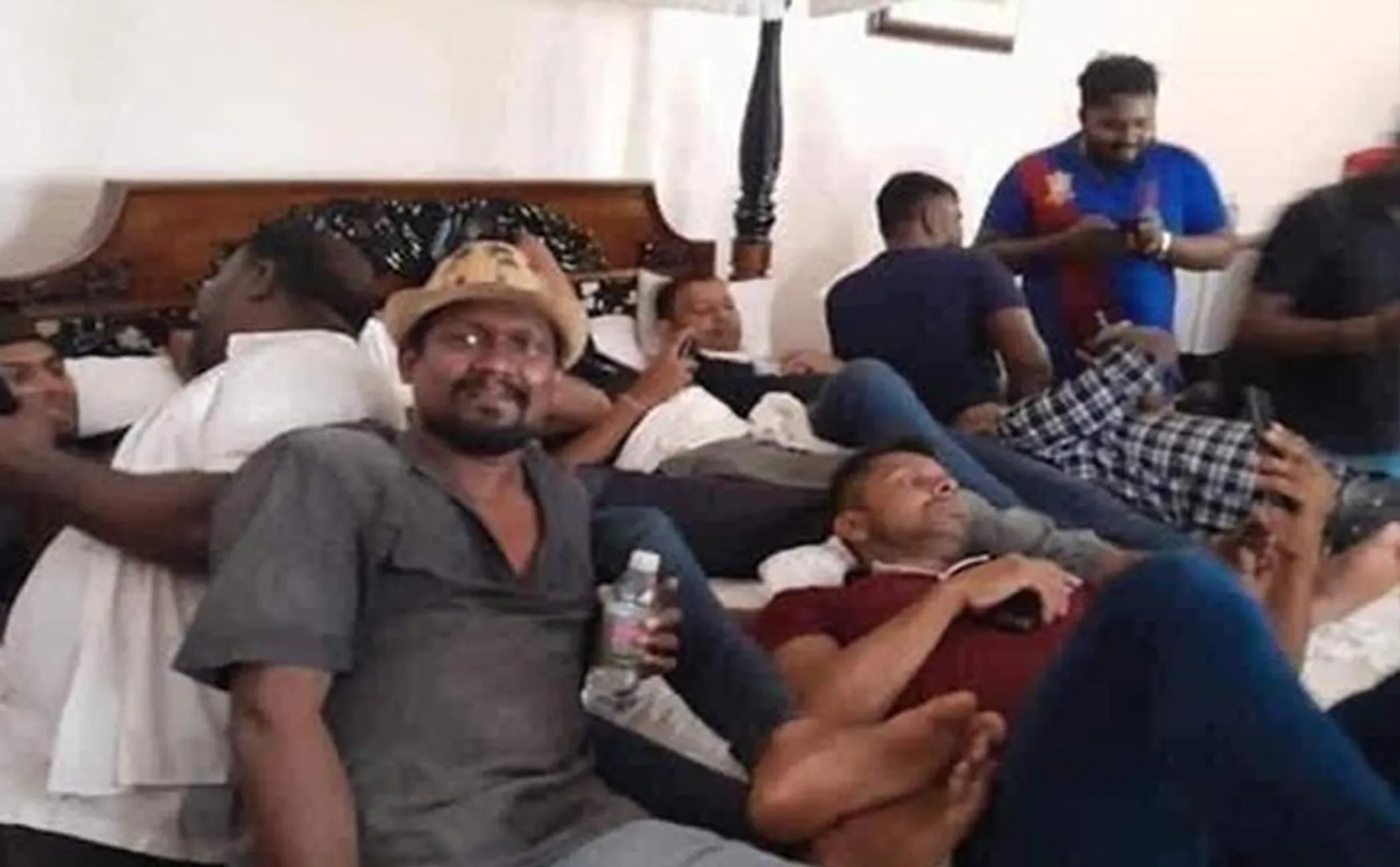 sri lankan president house peoples enjoying 