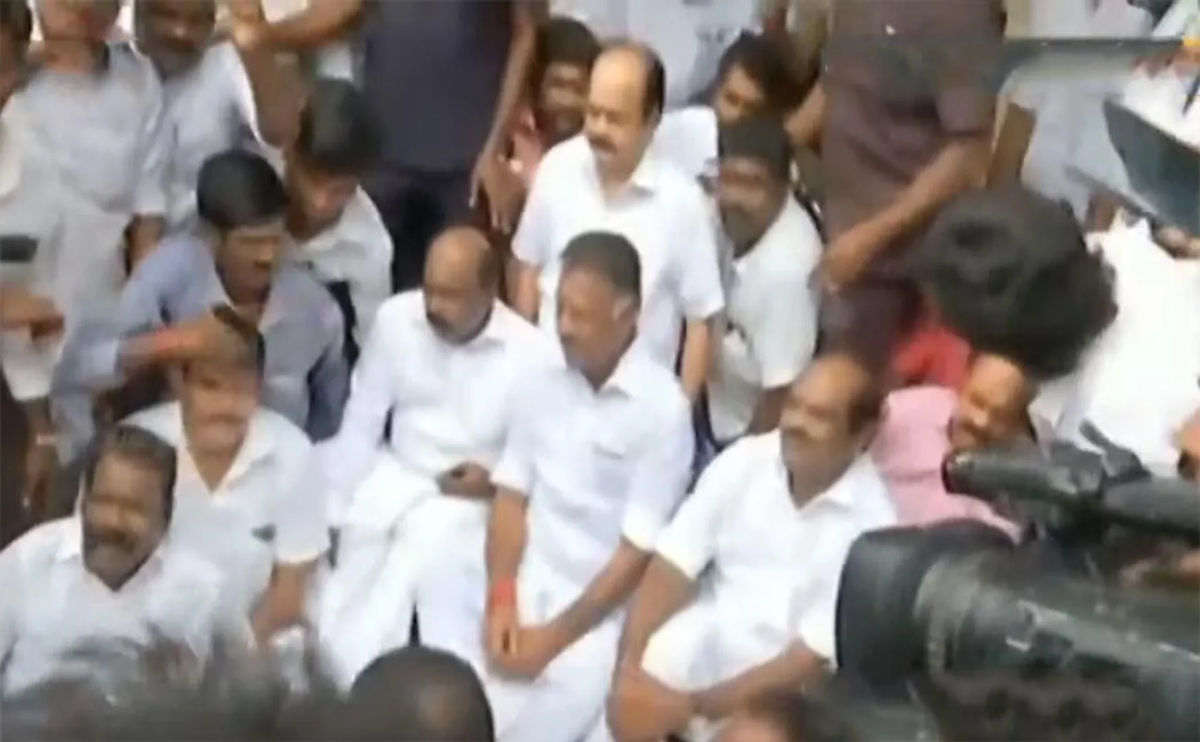 admk head office opaneerselvam and supporters 