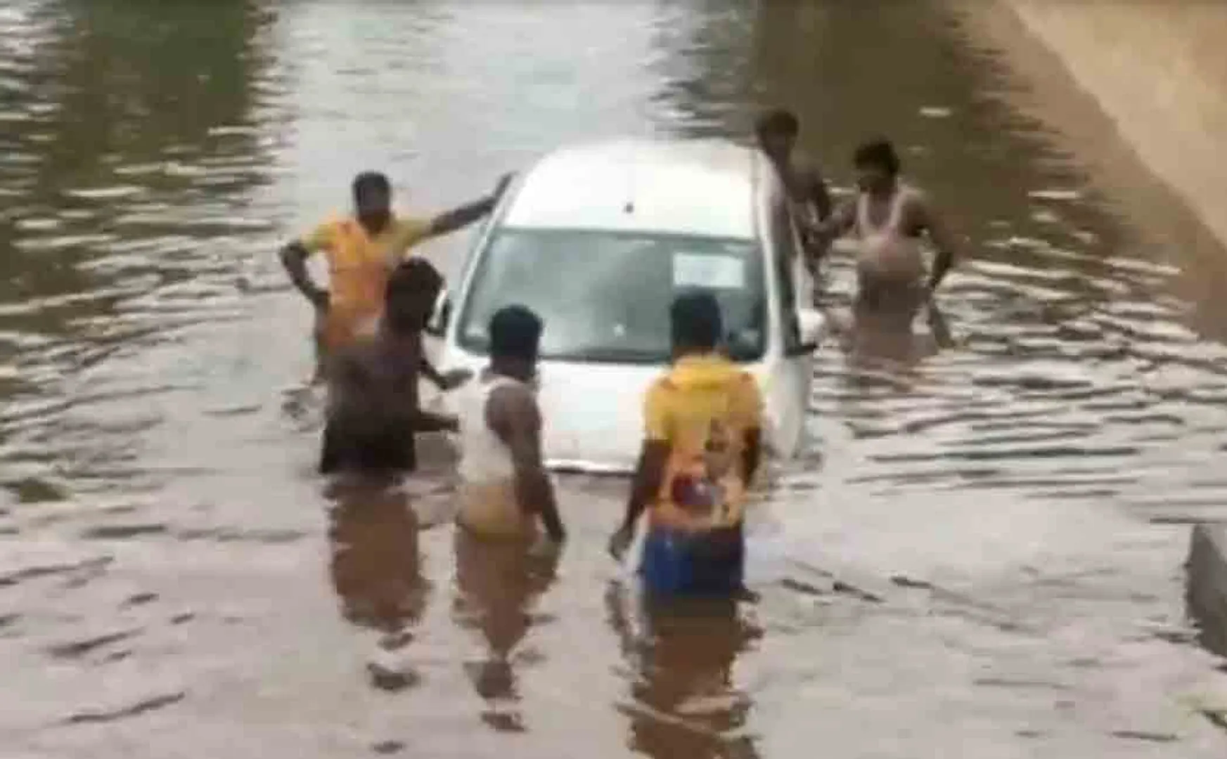 The nurse's car fell into the water! Rescued people!