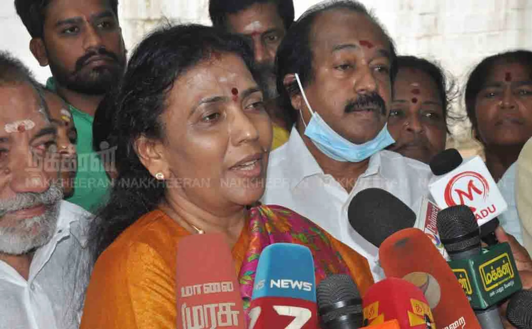 ADMK members came to Edappadi Palaniswami's house 