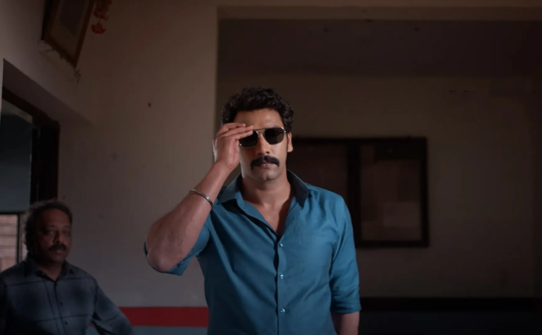 arulnithi movie 'dejavu' movie trailer released by udhayanithi 