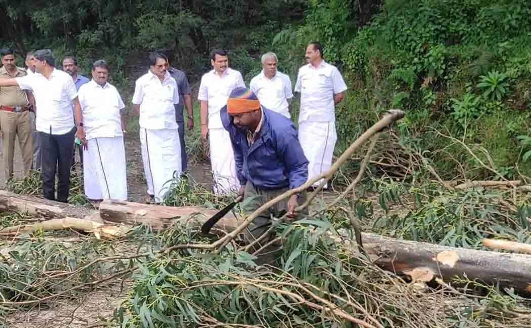 Tamil Nadu Ministers in Nilgiris in heavy rain...!