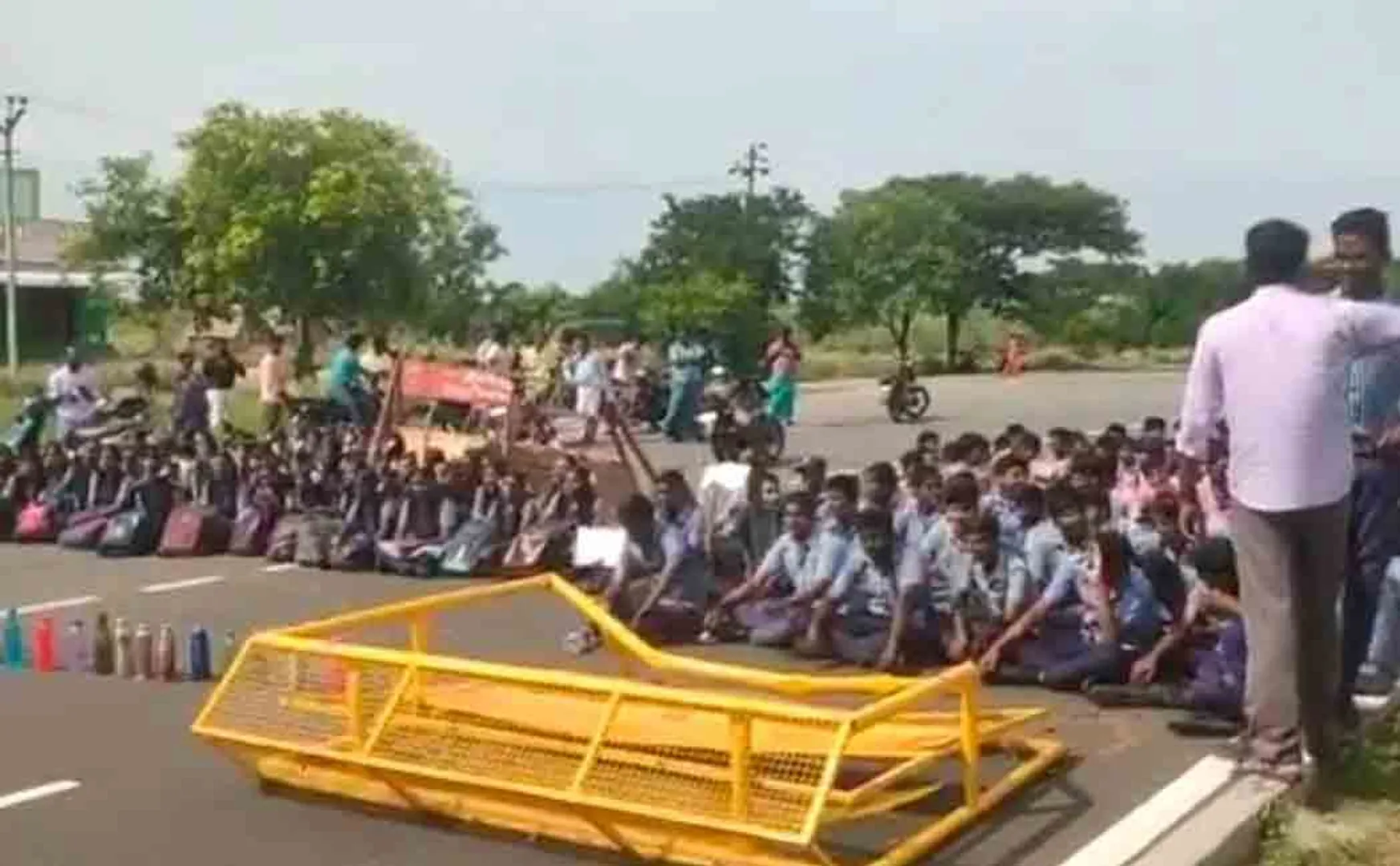 Central government's model school without drinking water! Students road blockade!