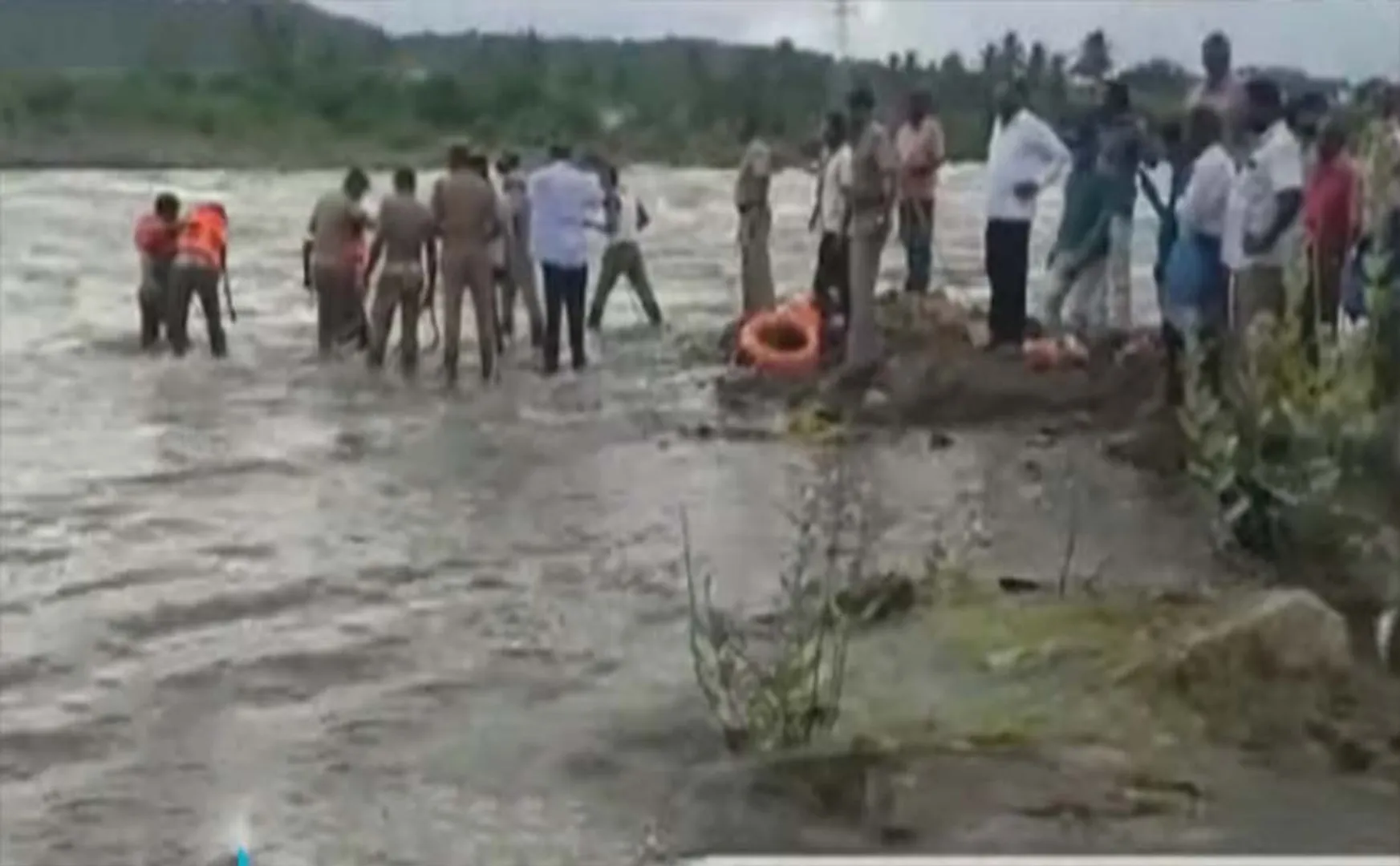 Youth trapped in the middle of overflowing flood... Firefighters rescue!