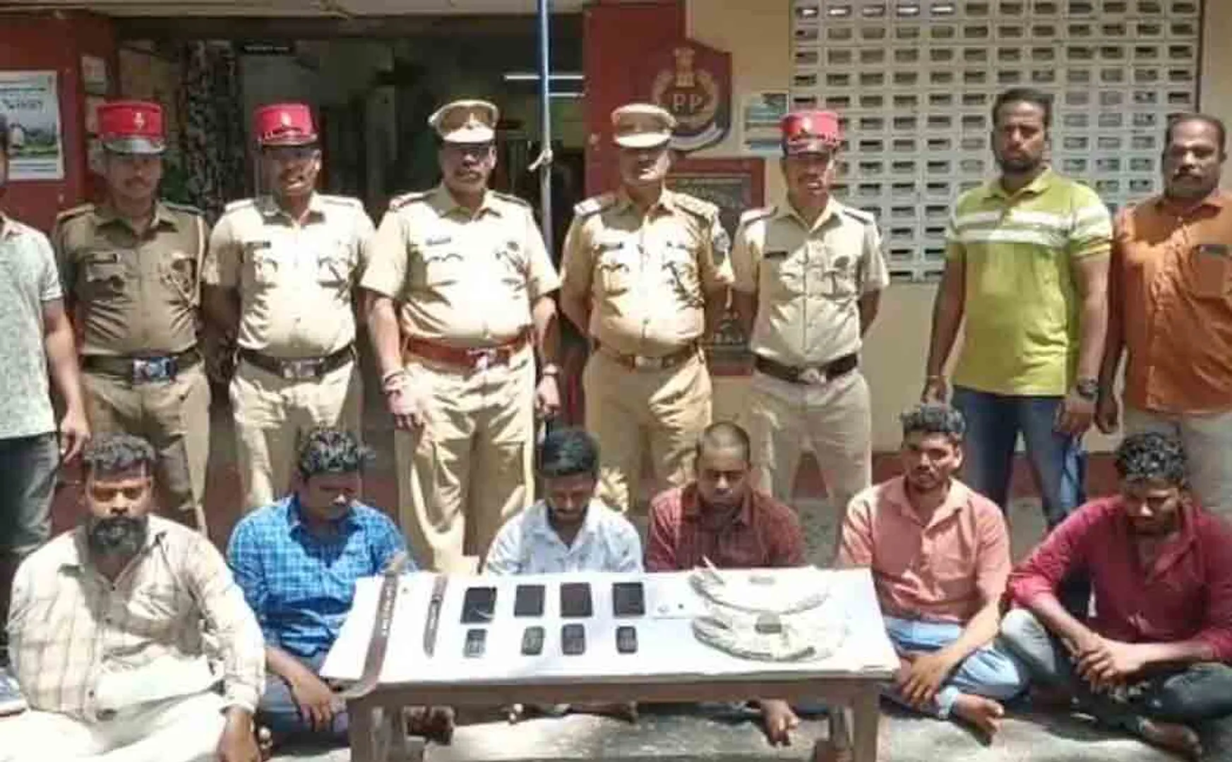 Six people arrested for extorting car money from Siddha doctor!