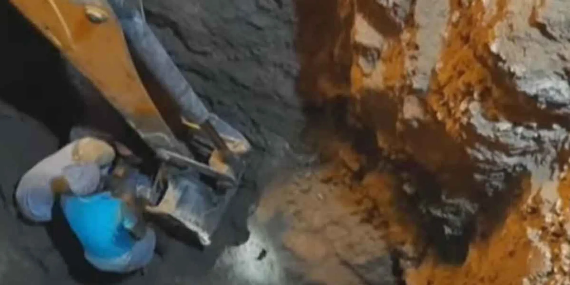  Two people died in a landslide during underground sewer work in Chatur!
