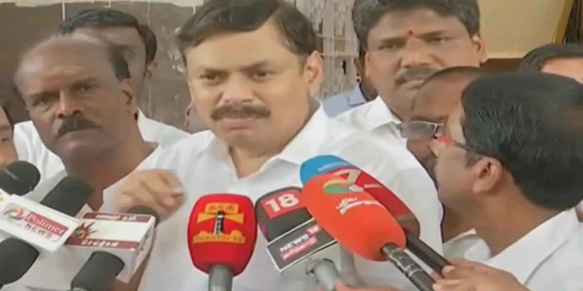 'Private schools need security'-complaint to the police commissioner!