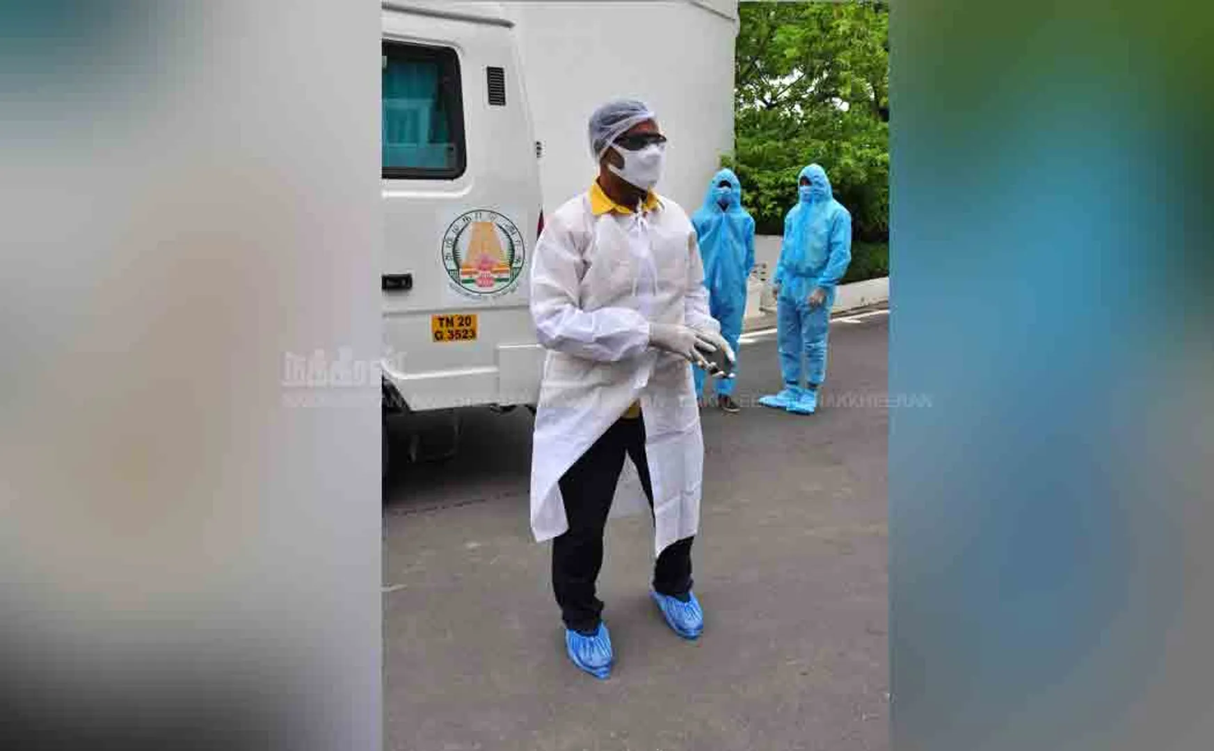 Minister came and voted in corona protective suit 