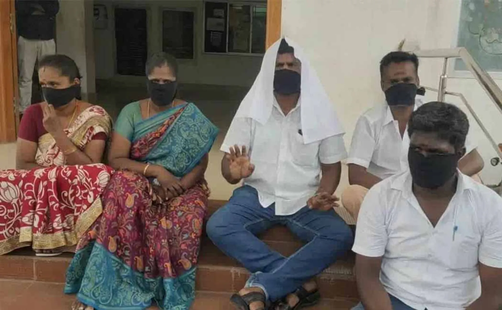 In front of the entrance gate of Panchayat Union office DMK. Councilors dharna protest!