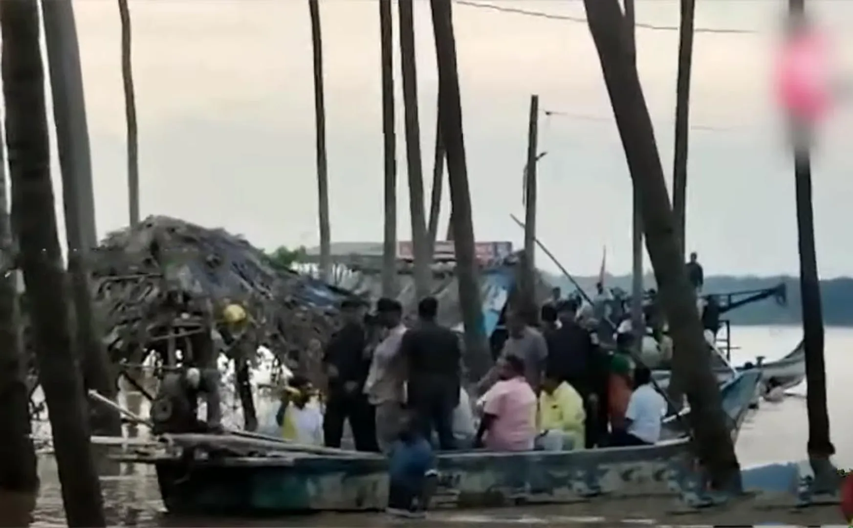 The boat overturned in the river... the former ministers who were shaken... the public was rescued safely!