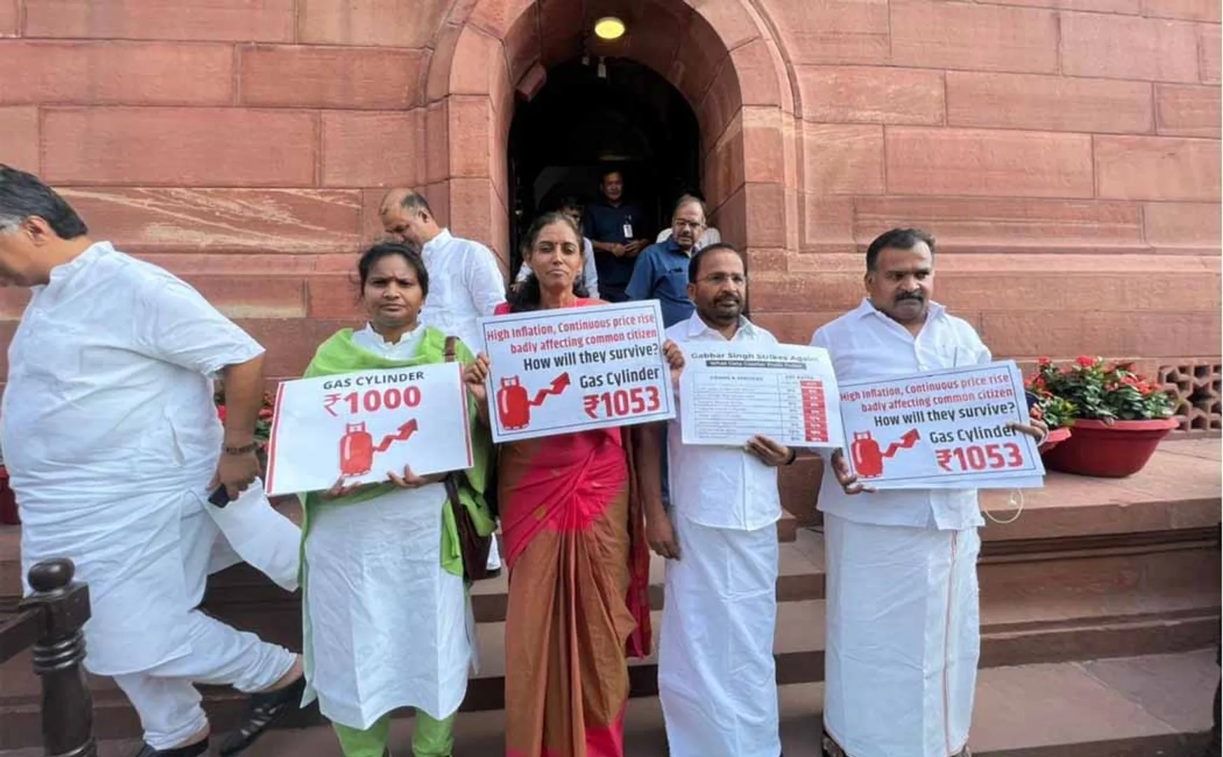 Manickam Tagore, four people including Jyotimani suspended!