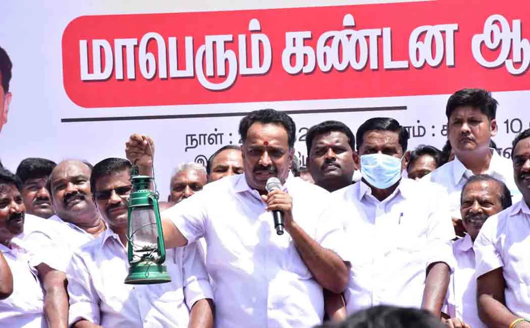 Former Minister M.R. Vijayabaskar struggle with Harikane lamp!