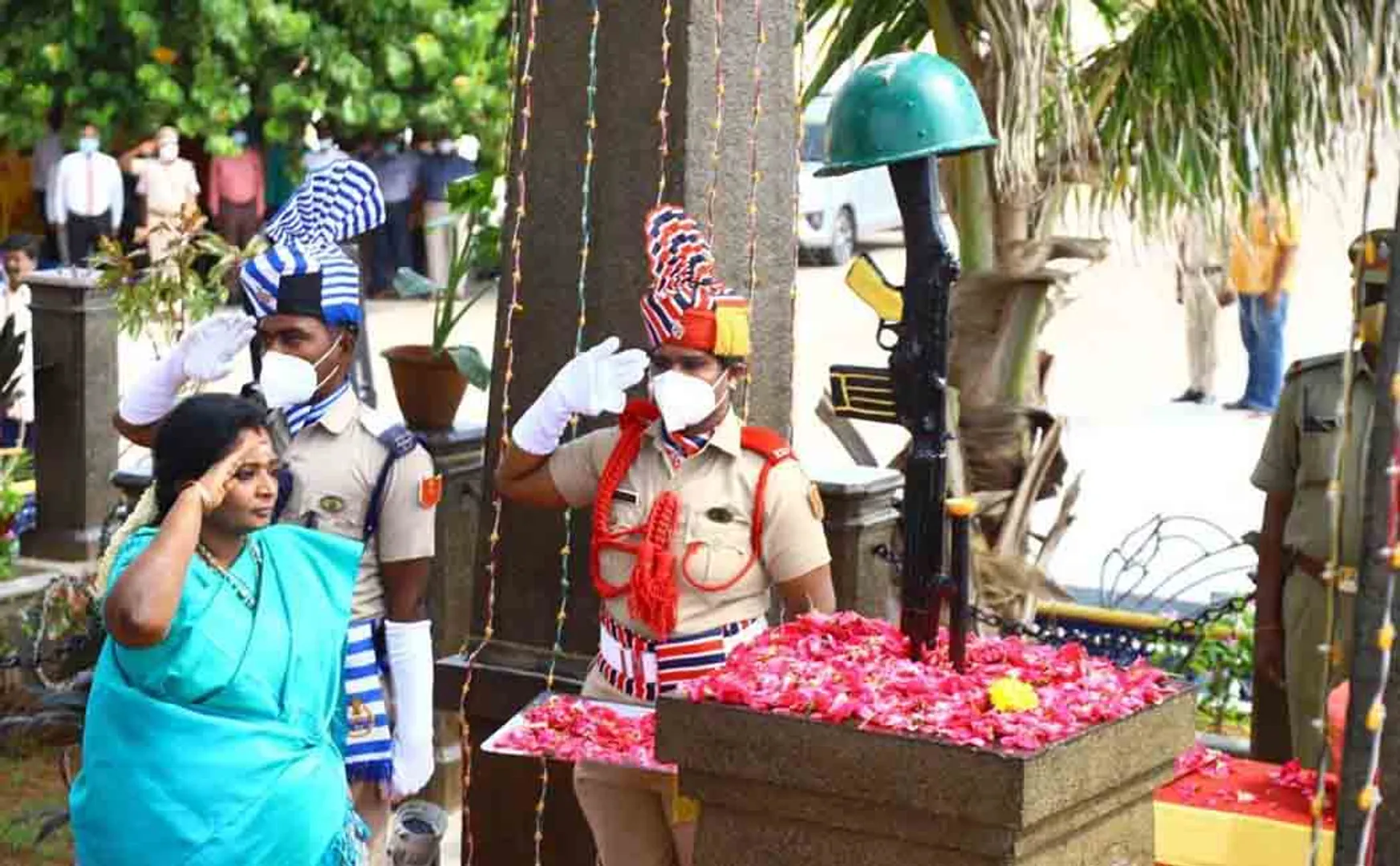 Governor, Chief Minister pay respects to Kargil memorial by placing floral wreath!