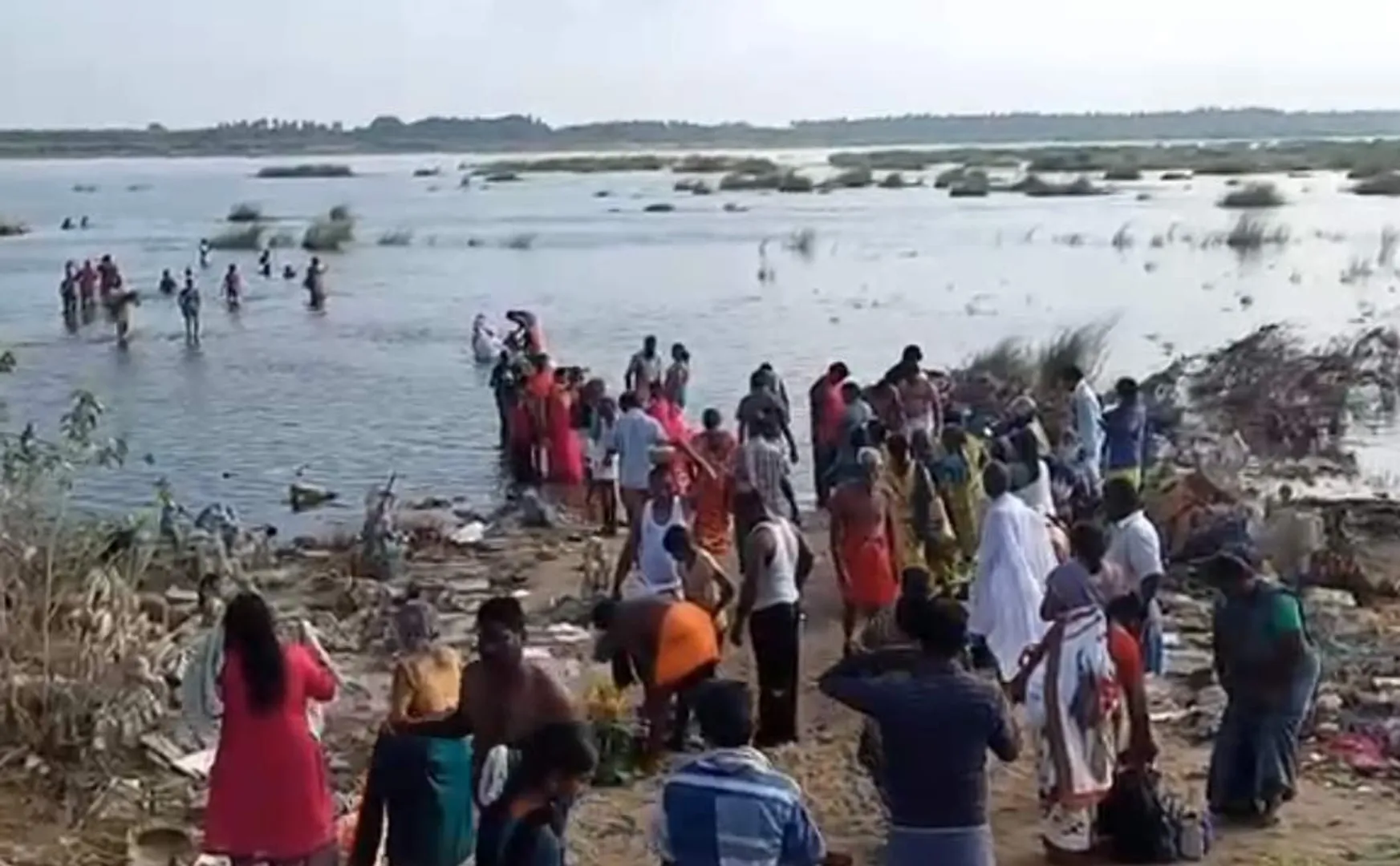 people perform tarpan Cauvery river occasion new moon