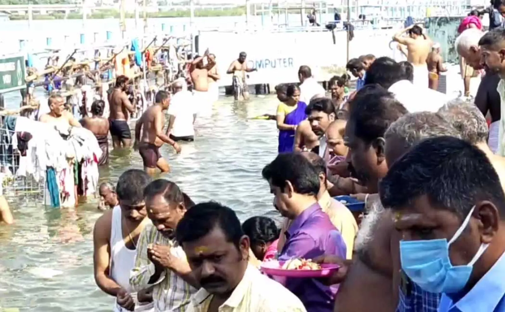 people perform tarpan trichy srirangam 