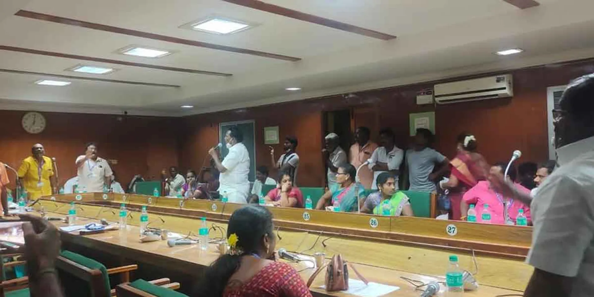 Heavy argument between ADMK and DMK members in the city council meeting!