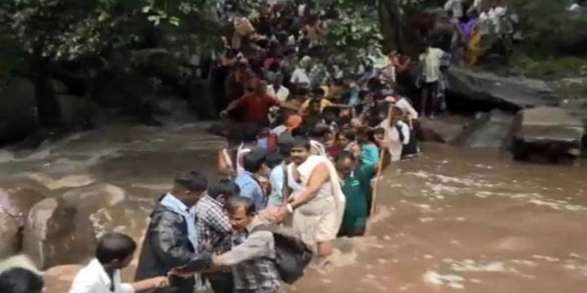 floods in Chaturagiri... Devotees stranded!
