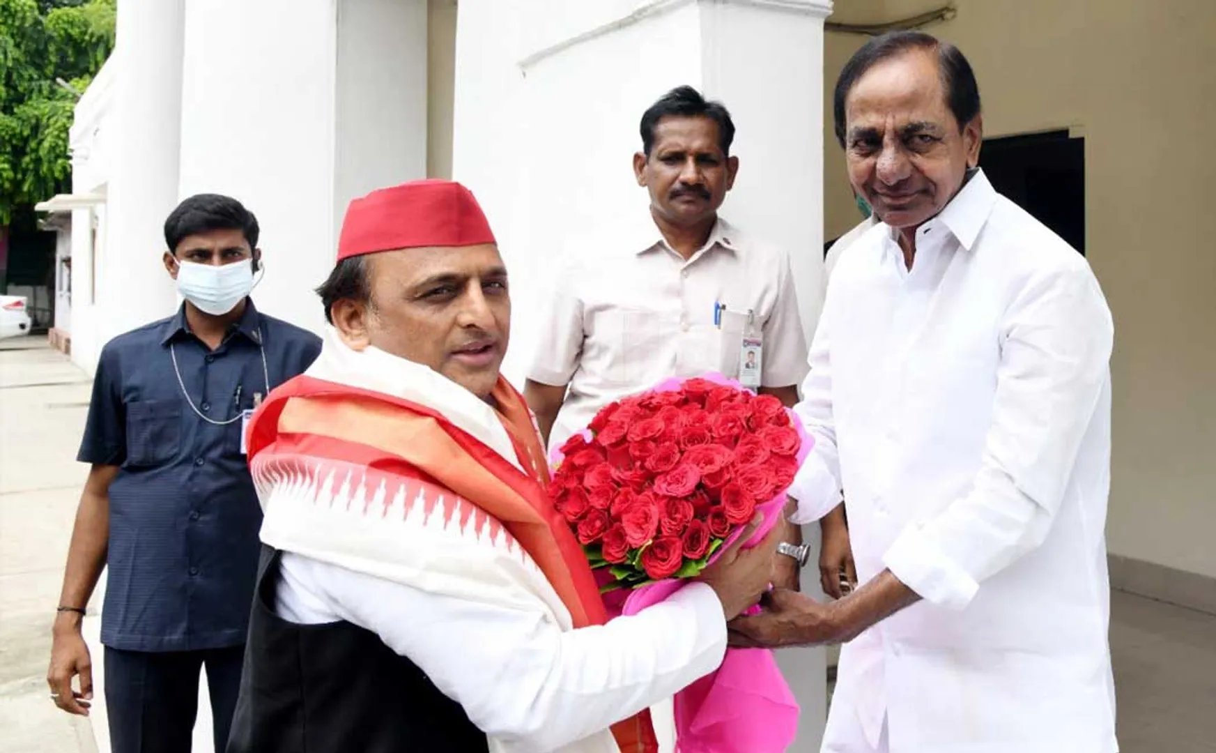 Telangana Chief Minister has a surprise meeting with Akhilesh Yadav!