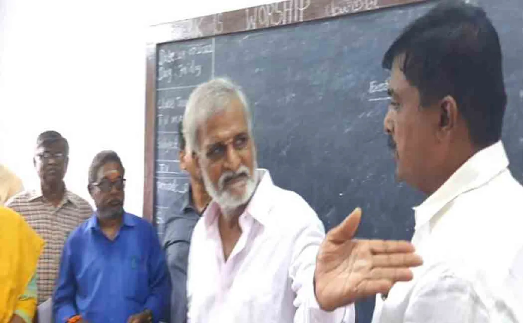 Minister Shekharbabu condemned the authorities after seeing the condition of the school building!
