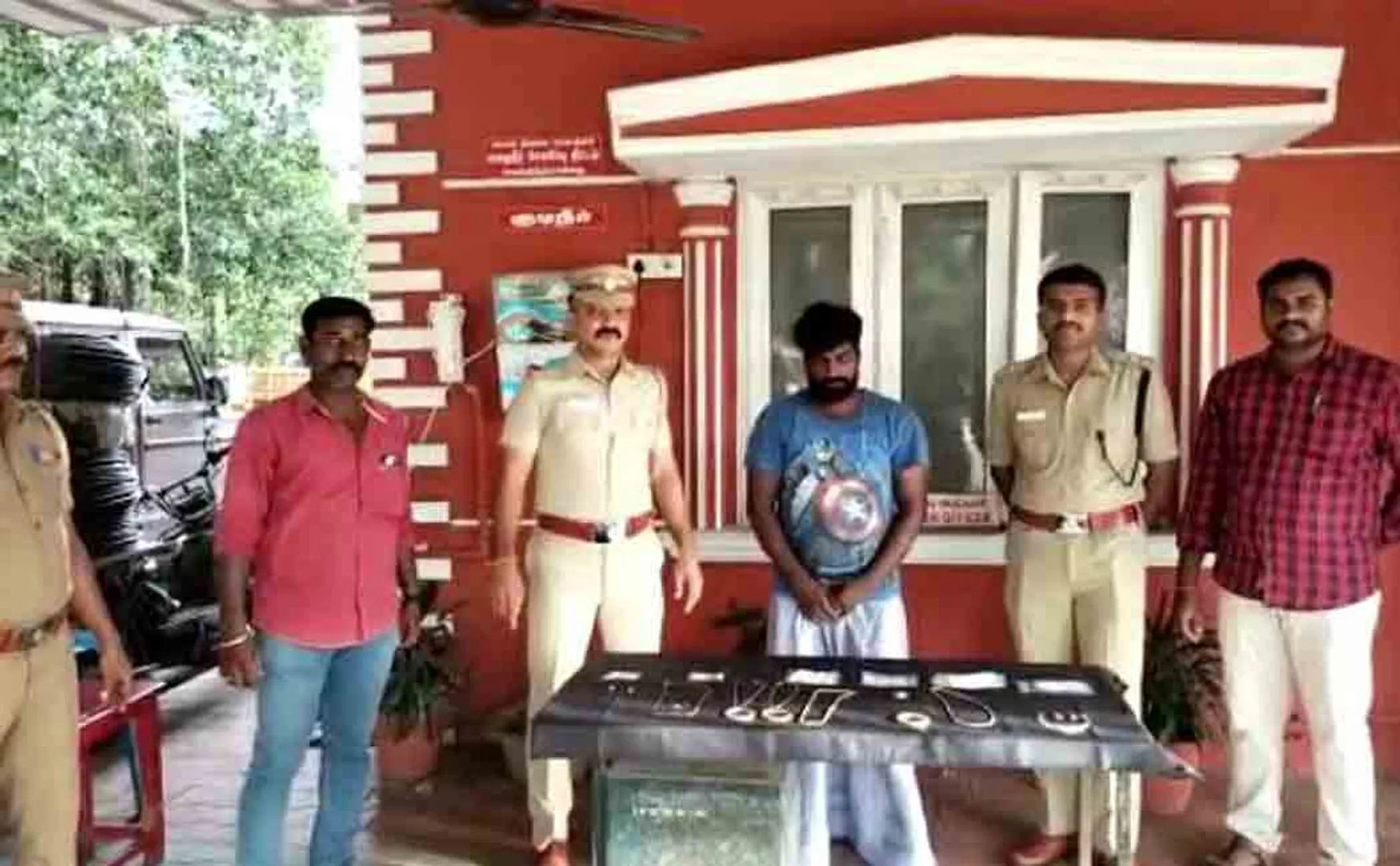 Thief caught in the tea shop!