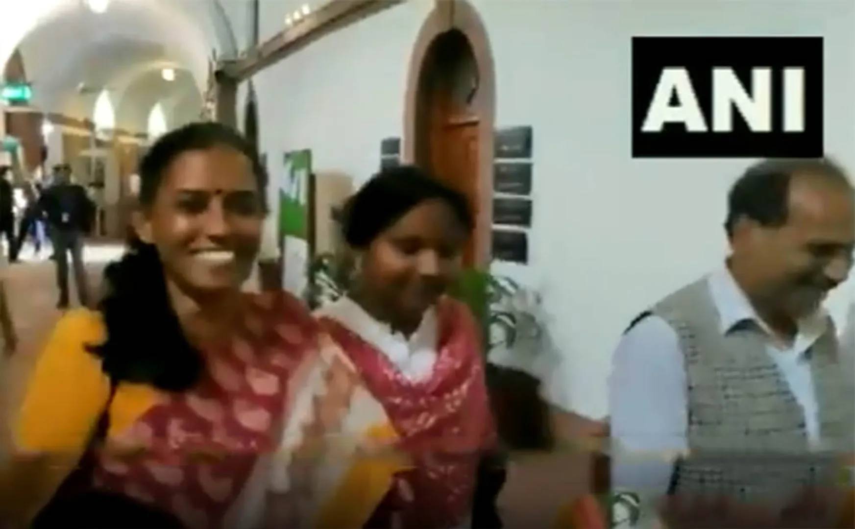 Lok Sabha Speaker Om Birla's action announcement... Jyothimani MP went to Parliament with joy!