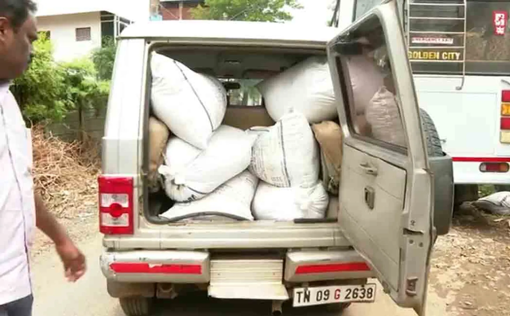 50 kg of ration rice thrown on the road!