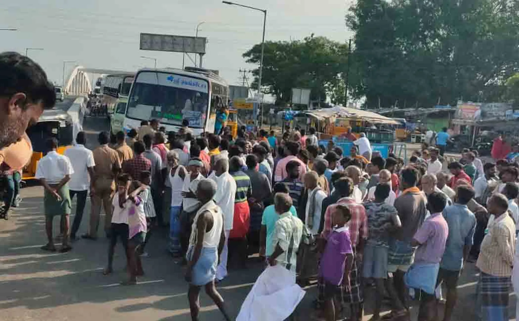Trichy laundry workers road blockade 