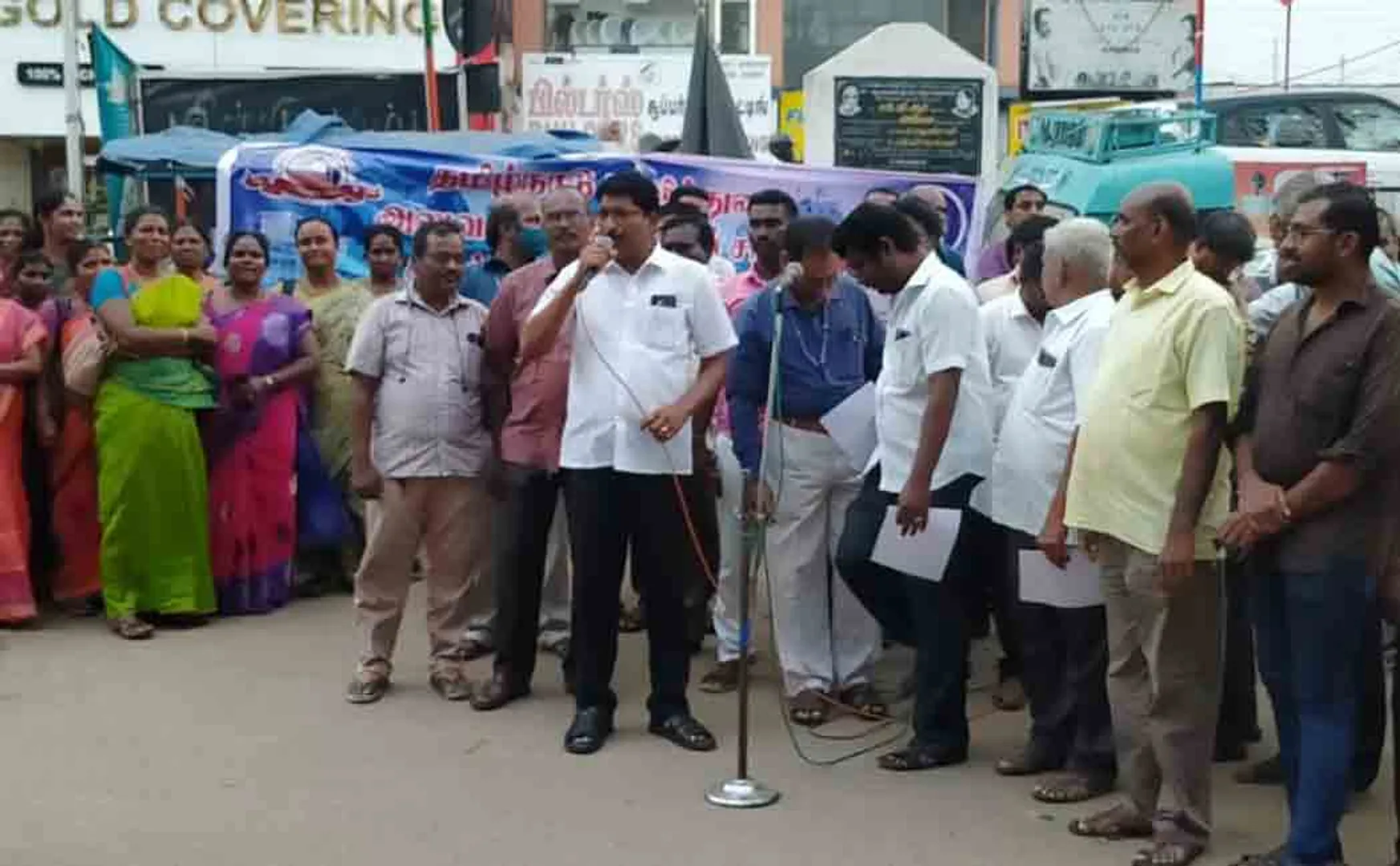 Employees struggle in front of the office of the  Education Officer, Trichy