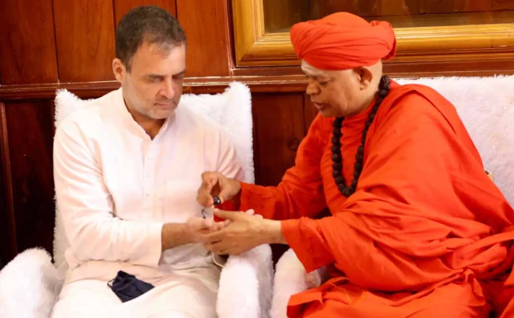 Rahul Gandhi MP received lingath initiation from Lingayat abbot!