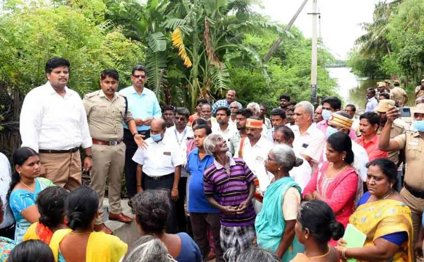 "2 lakh cubic feet of water will come to Mayanur Cauvery  by night" - Karur Collector Warning!
