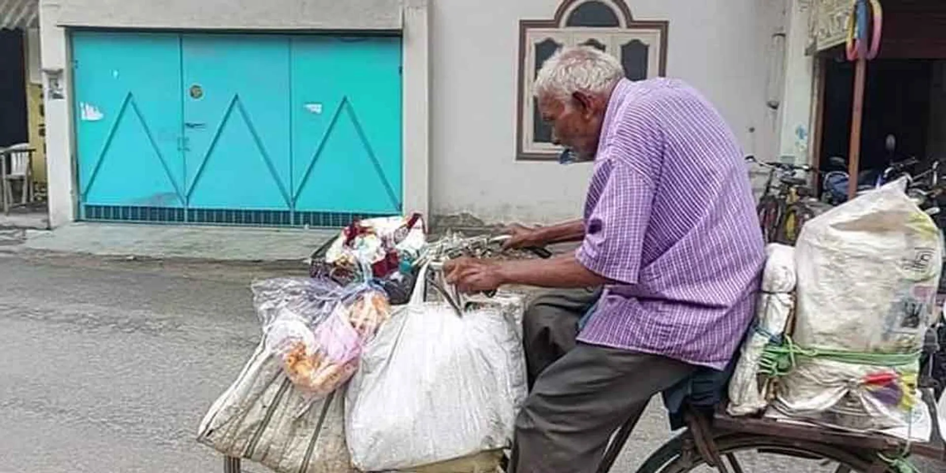 What is the age of labor... At the age of 87, "Whistle Grandfather" trades on his bicycle!