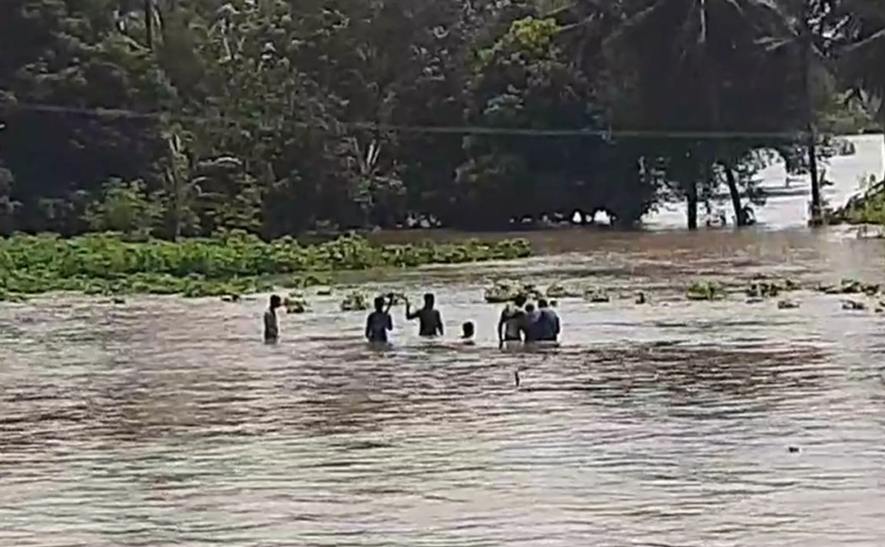 Youngsters playing flood kollidam river without knowingdanger