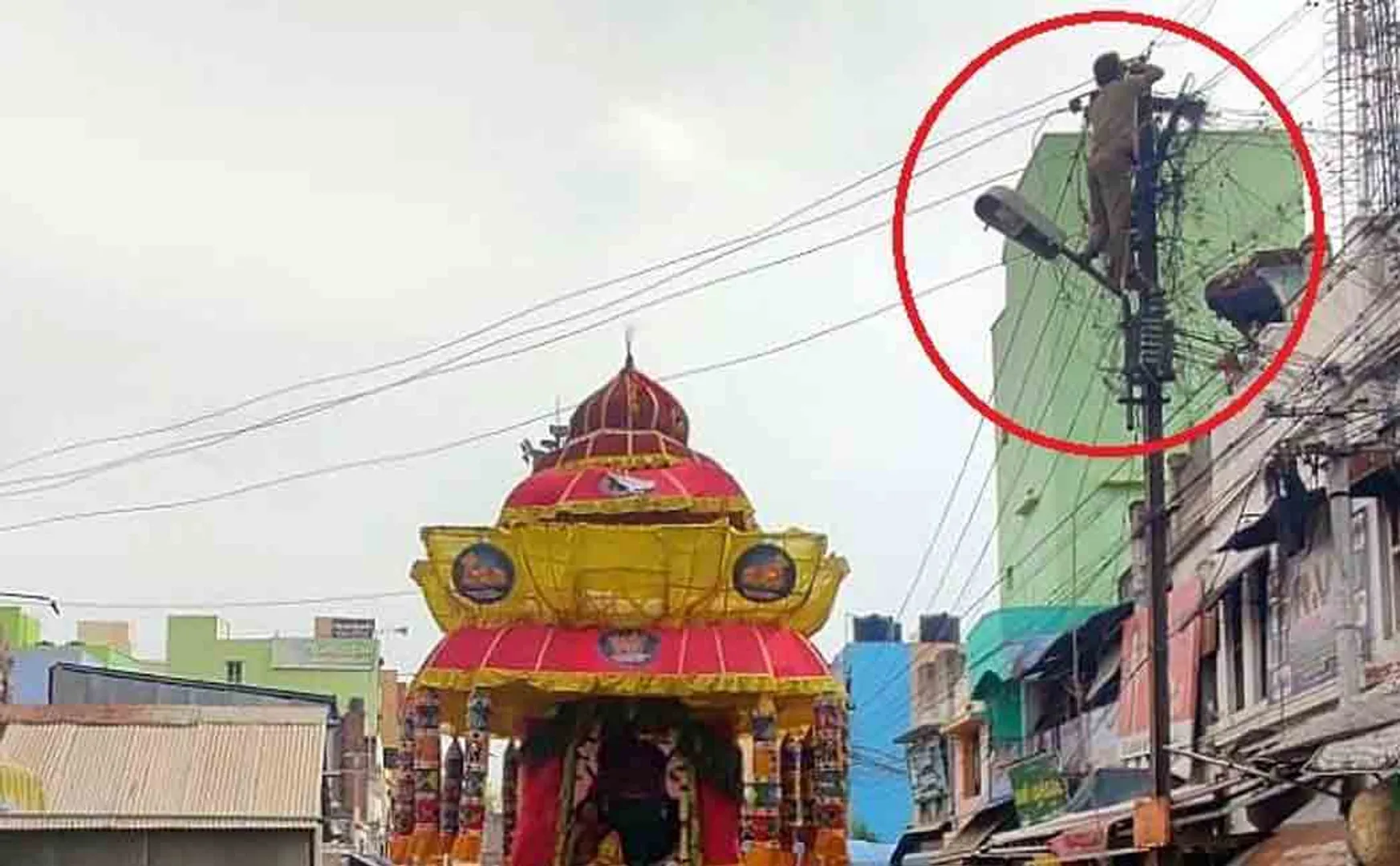 Electrical workers strike! Chariot standing in the middle of the road!