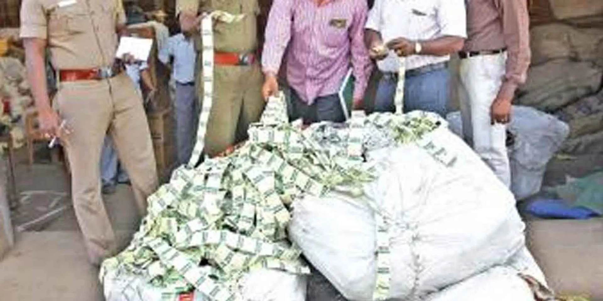 association with drug trafficking gangs; Two people, including the SI, have been dismissed!