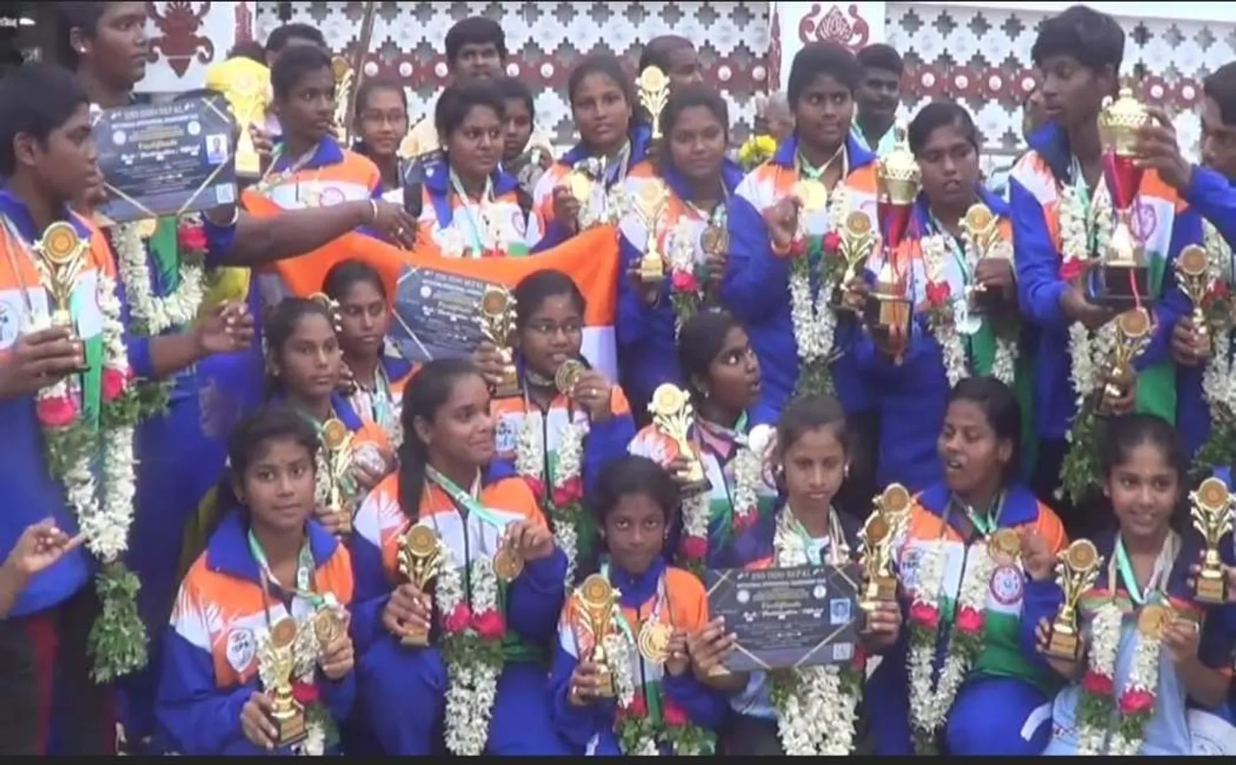 An enthusiastic welcome to the players who returned home after collecting medals in international games!