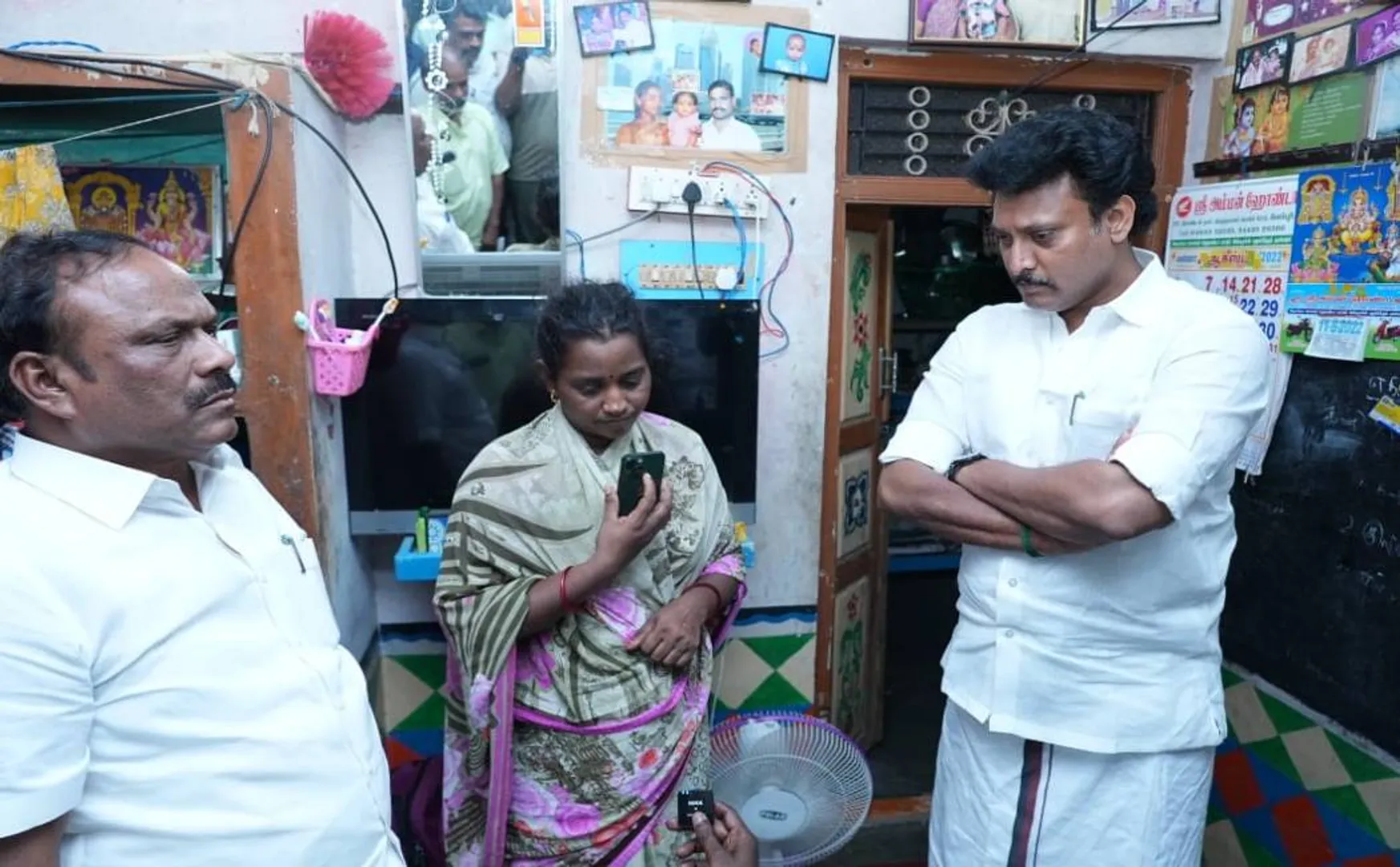 MINISTER ANBIL MEET SRIMATHI MOTHER AT HOMEDOWN 