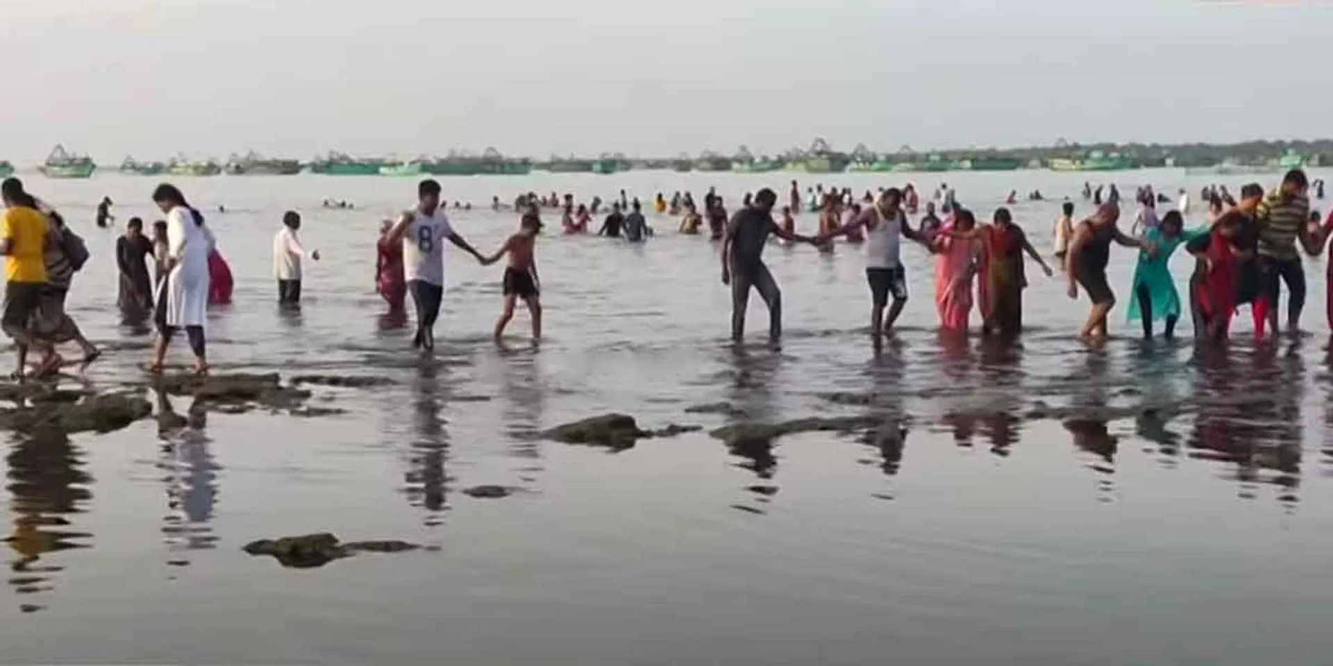 For the second day, the sea was absorbed... the passengers who came to swim suffered!